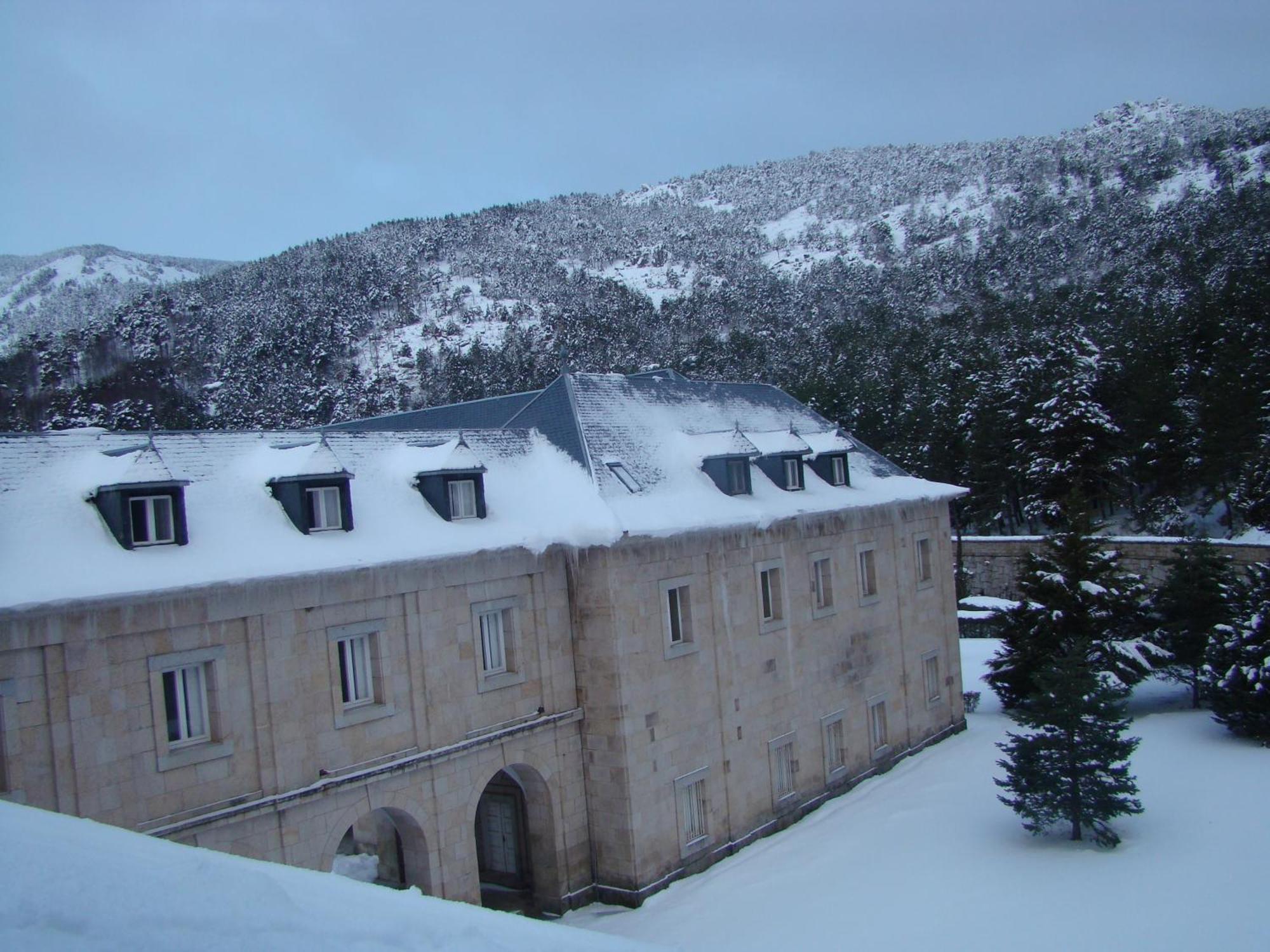 Hospedería Santa Cruz San Lorenzo de El Escorial Exterior foto