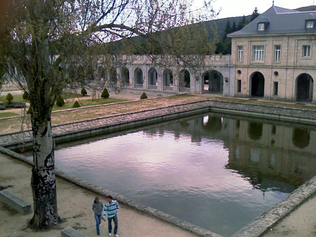 Hospedería Santa Cruz San Lorenzo de El Escorial Exterior foto