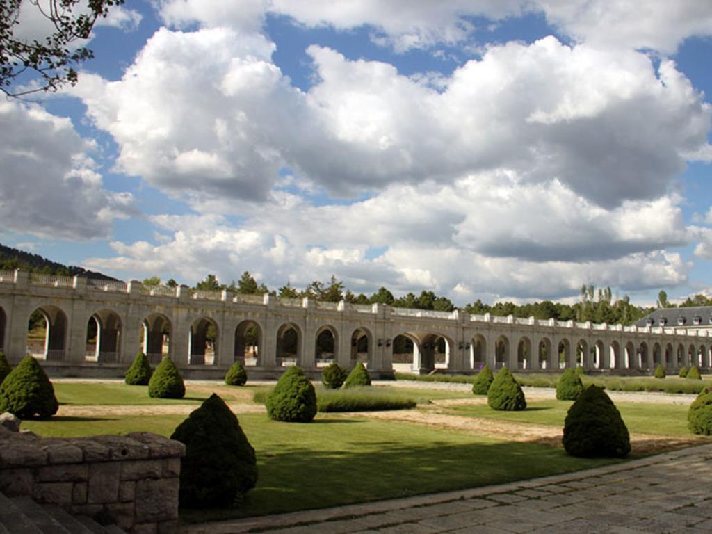 Hospedería Santa Cruz San Lorenzo de El Escorial Exterior foto