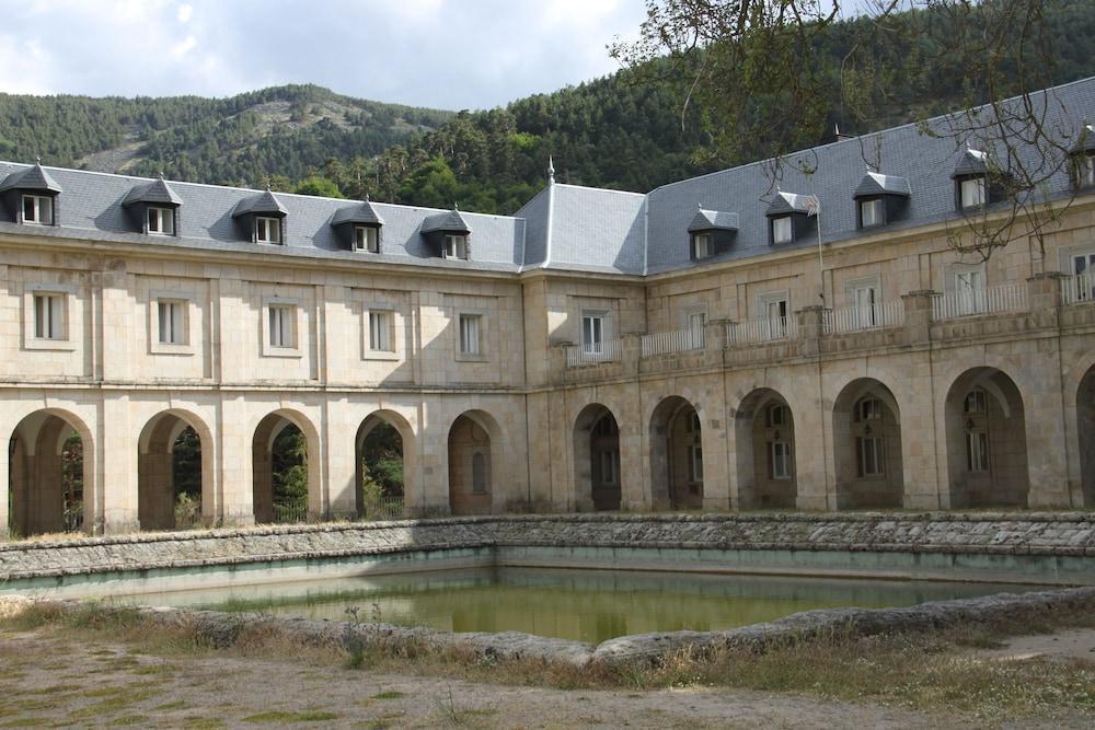 Hospedería Santa Cruz San Lorenzo de El Escorial Exterior foto